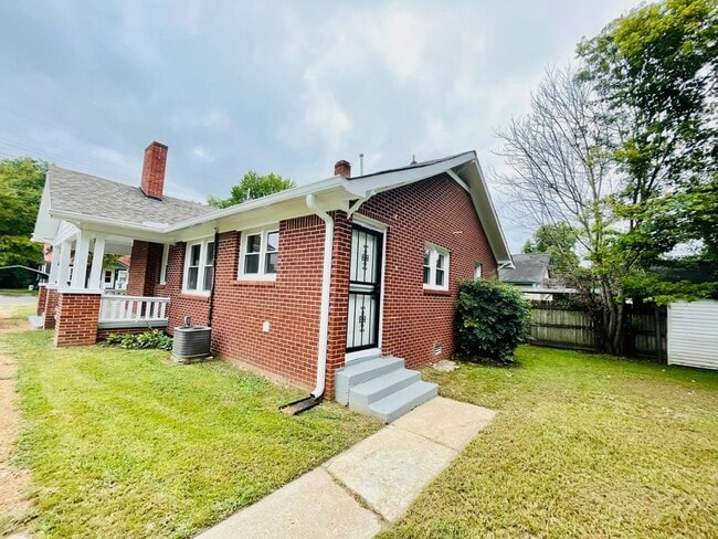 Building Photo - Section 8 Approved 3bedroom 1 Bath