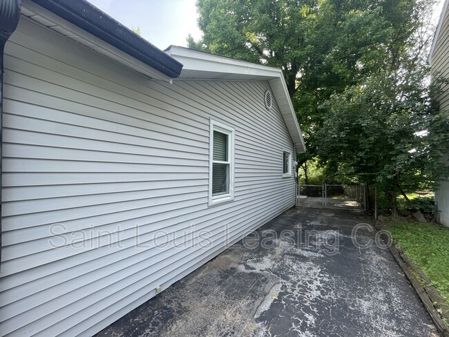 Building Photo - 528 Ames Pl