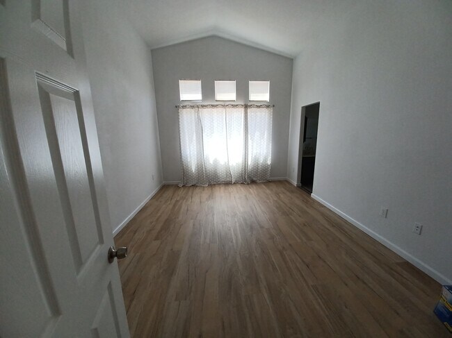 Building Photo - 583 Hildale Cir