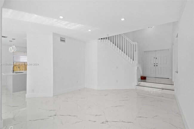 Foto del edificio - $4,400 16920 SW 34th St