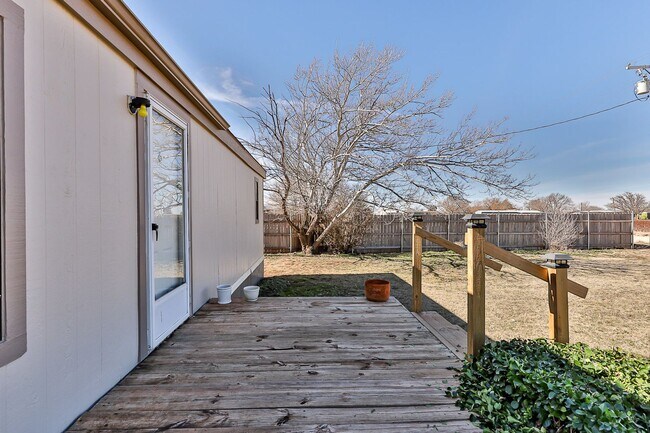 Building Photo - 3 bedroom 2 bath home in Roosevelt school ...
