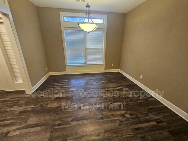 Foto del edificio - 5742 Chimney Rocks Cir