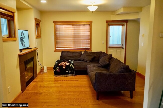 Building Photo - 3010B NE 137th St