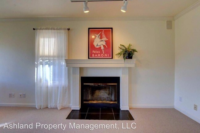 Building Photo - 4 br, 3.5 bath House - 584 Prim St