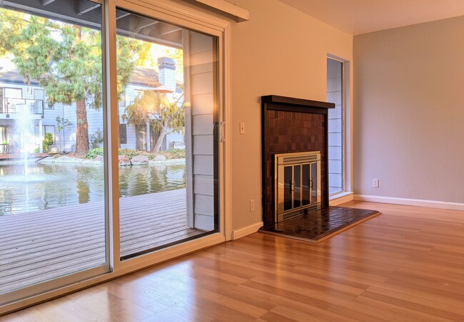 Foto del edificio - 905 W Middlefield Rd