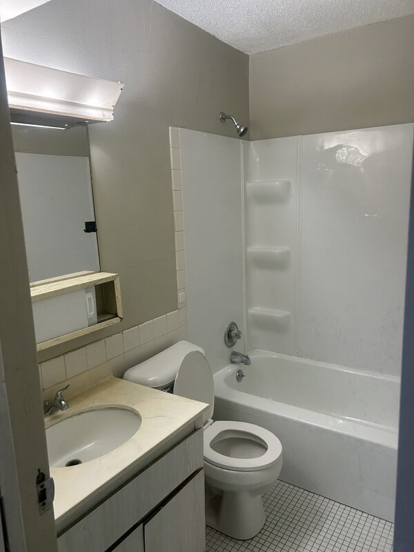 Building Photo - 1450 Meadowview Dr