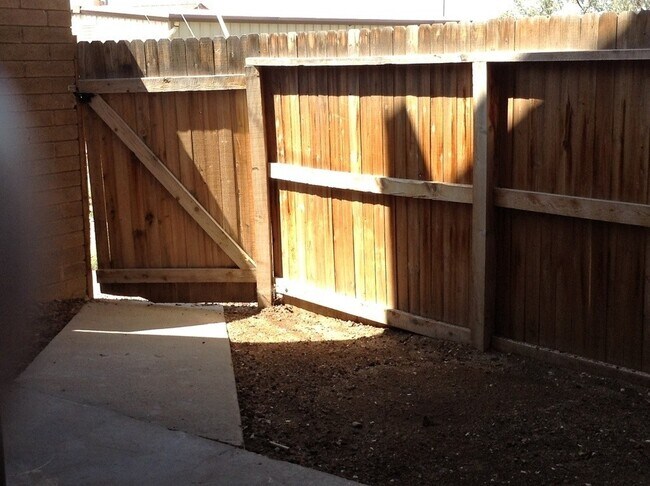Foto del edificio - Bright 2 story 2br, 1b, 875sq. ft townhous...
