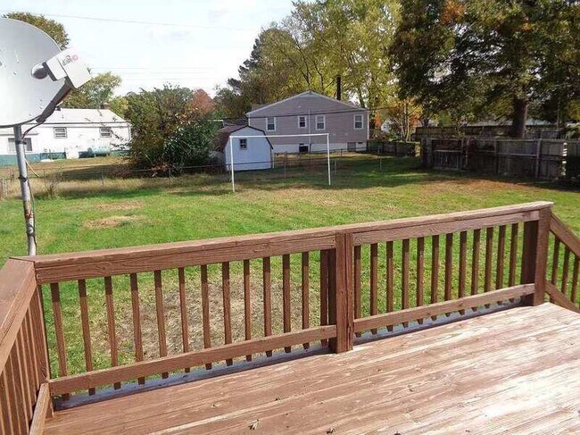 Foto del edificio - 9811 Woodman Rd