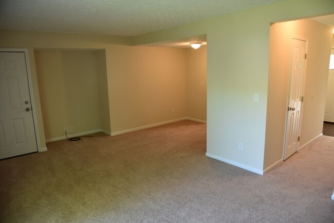 Building Photo - 2 Bedroom Duplex Available Now!