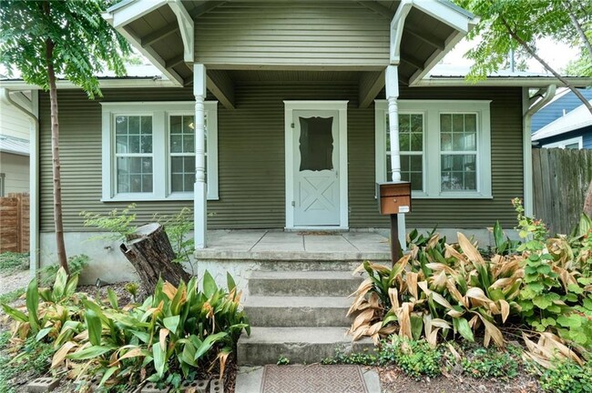 Building Photo - 523 E Live Oak St
