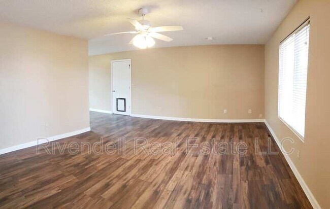 Building Photo - 964 Pleasant View