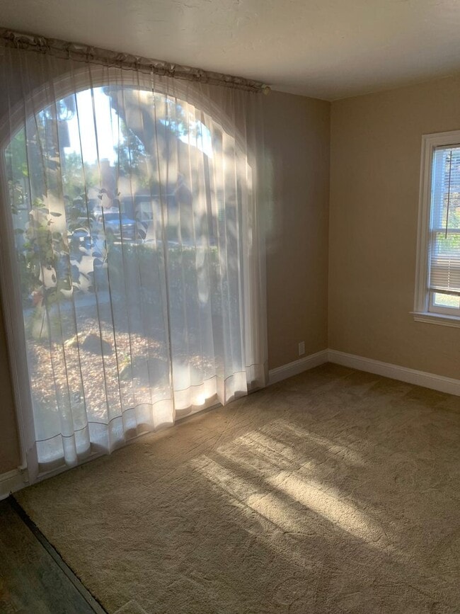 Building Photo - 3 Bedroom 1 1/5 bathroom house near the JC