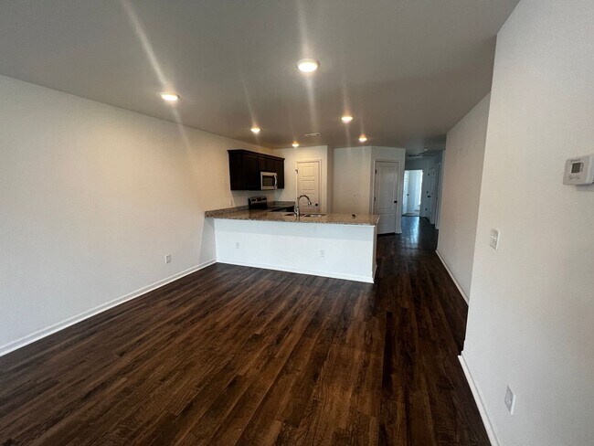 Building Photo - 3 Bedroom Townhome In Carl Junction, MO!