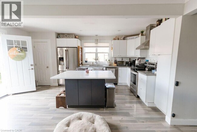 Photo du bâtiment - 325 E 18th St