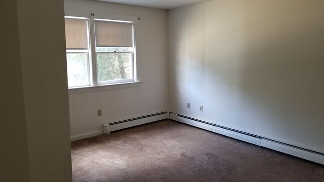 Foto del edificio - 1st Floor Corner Unit in Small, Quiet Cond...