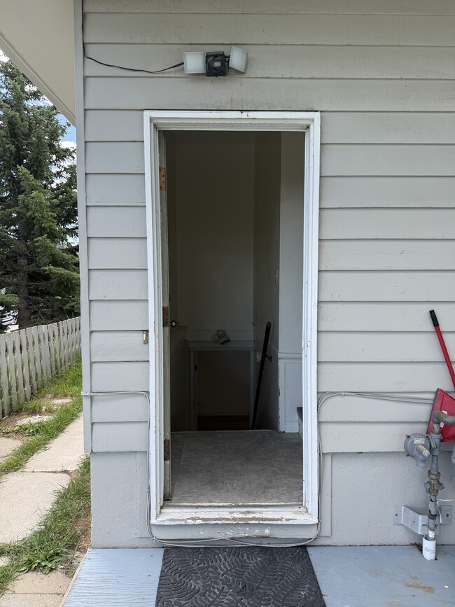 Building Photo - 512 32 Av NE