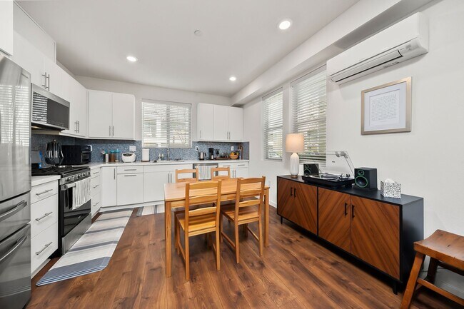 Foto del edificio - 1 Bed/1 Bath Modern Condo in Upper Land Park