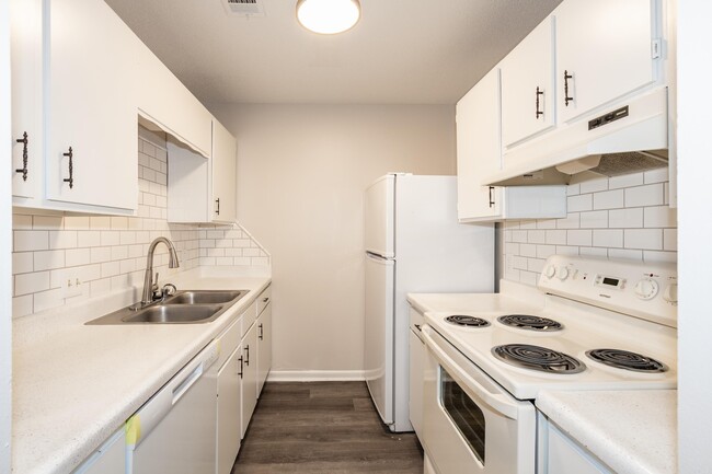Building Photo - 1100 Brookside Dr