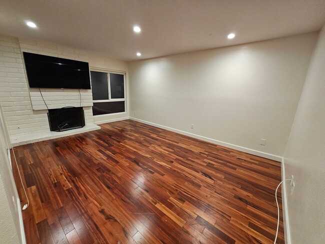Building Photo - Beautiful 3 bed 2 bath Townhome in Cypress!