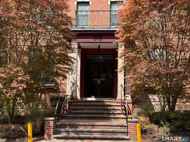 Foto del edificio - 28 Strawberry Hill Ave