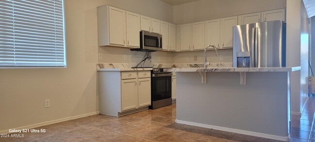 Building Photo - 17053 W Tonbridge St