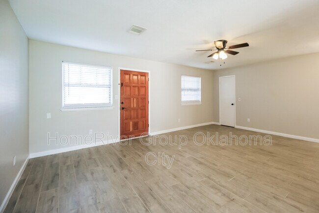 Building Photo - 1329 McGregor Dr