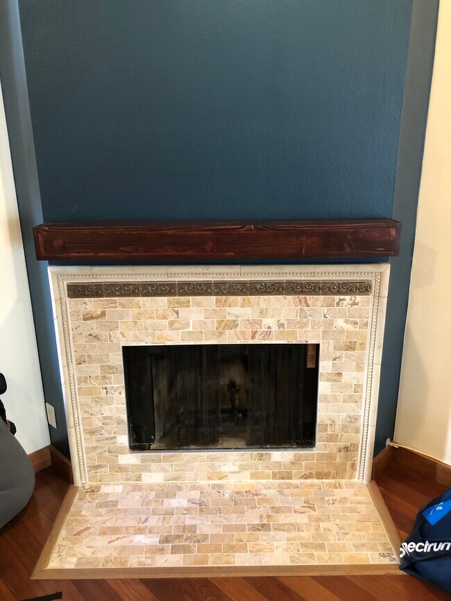 Renovado - Chimenea con repisa - 2405 34th St