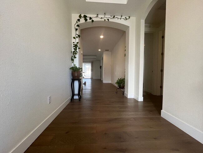 Foto del edificio - Modern Elegance and Comfort: 4-Bedroom, 3....