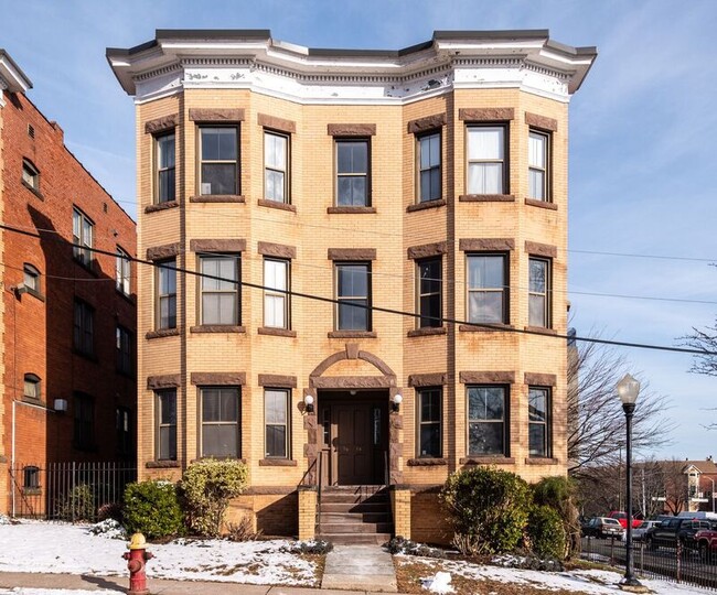 Building Photo - 14 Essex St