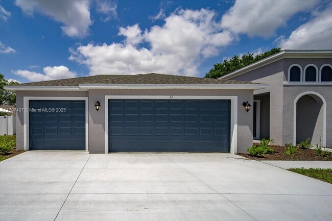 Building Photo - 11 Burgundy Pl