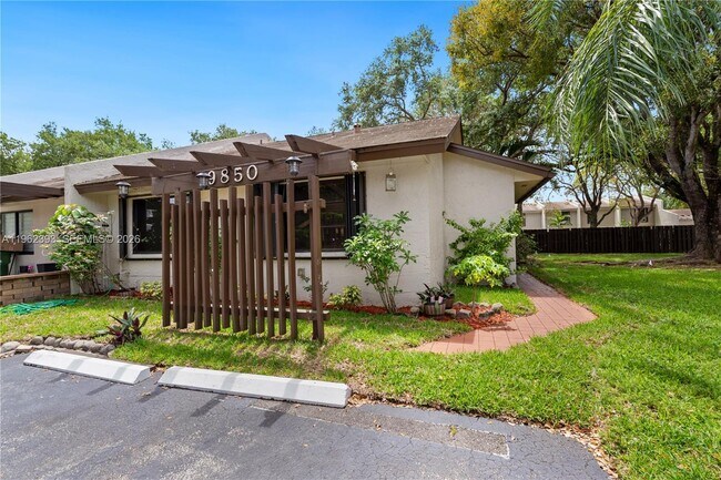 Foto del edificio - 9850 NW 15th Ct