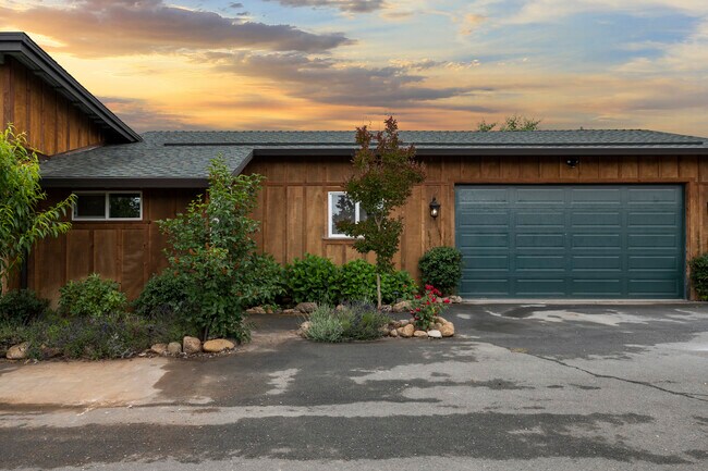 Building Photo - 15000 Chalk Hill Rd