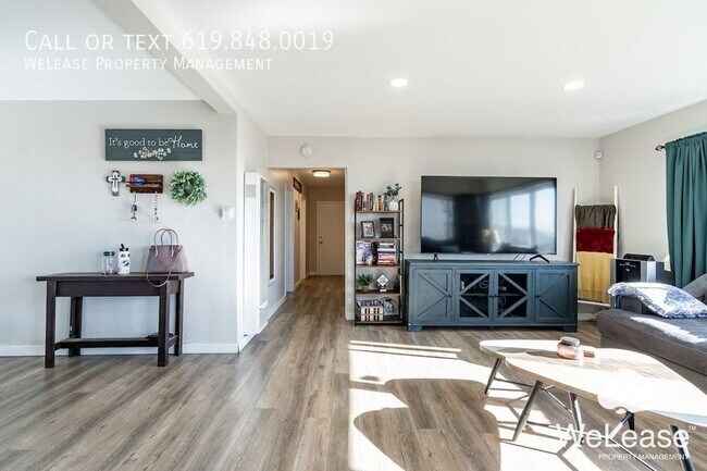 Building Photo - Cozy and Bright with amazing views!