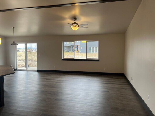 Foto del edificio - Brand New 3 Bed 2.5 Bath with double attached garage in Belgrade