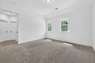 Building Photo - 10727 River Walk Dr