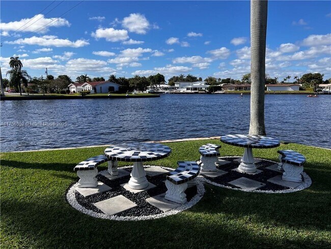 Foto del edificio - 1881 Middle River Dr