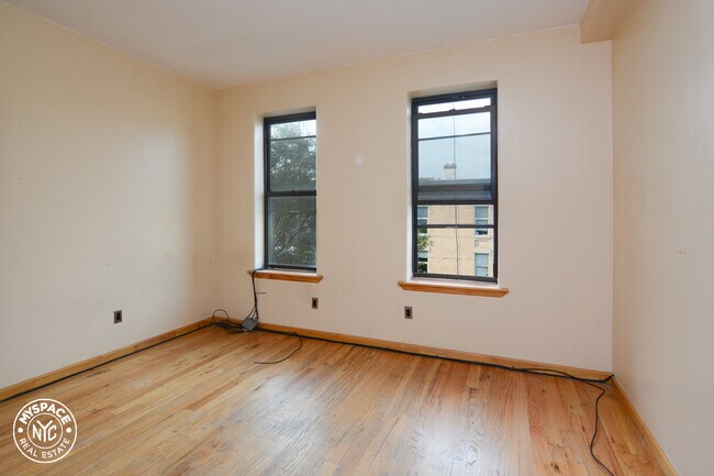 Foto del edificio - 100 Rogers Ave