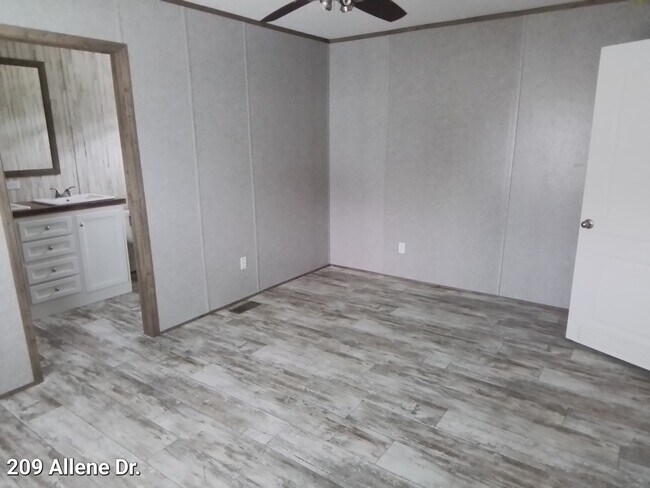 Building Photo - 209 Allene Dr