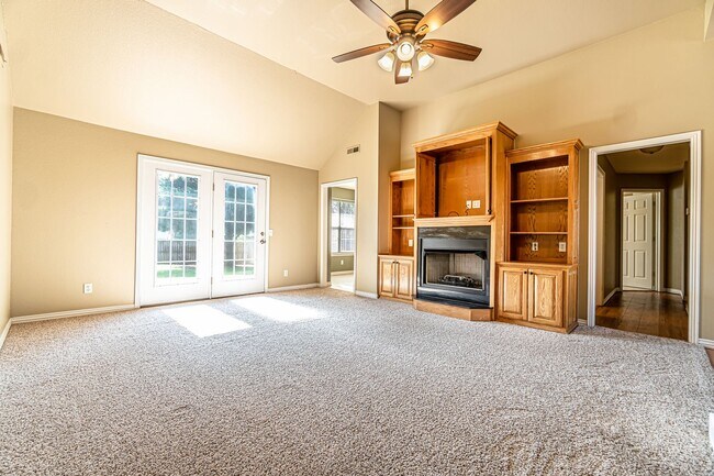 Building Photo - Spacious Centerton Home!