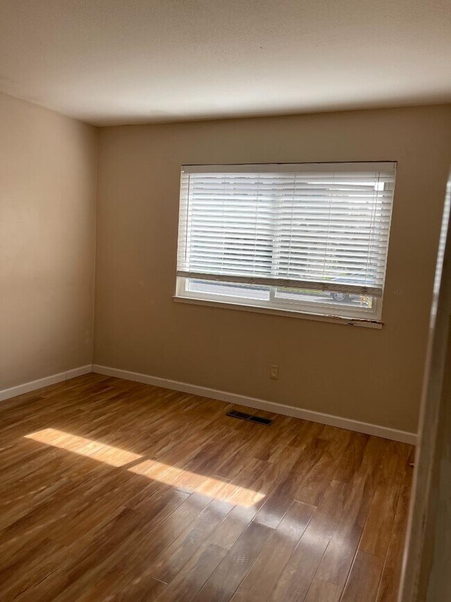 Foto del edificio - 3173 Neal Ave