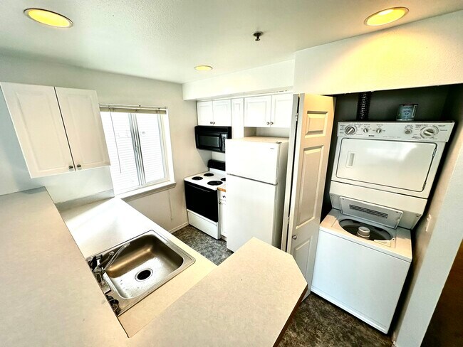 Kitchen - 931 N 86th St