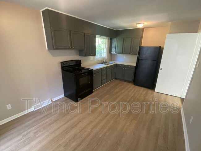 Building Photo - 3 Bedroom, 1.5 Bathroom House in Winston-S...