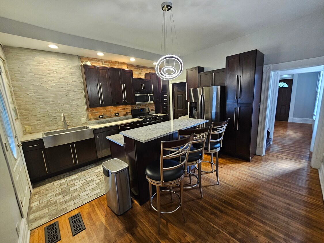 Hermosa cocina única, recién remodelada - 943 Highland St