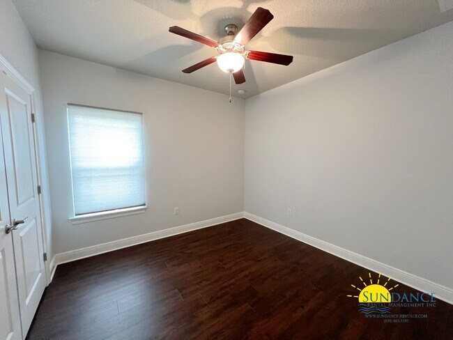 Foto del edificio - Stunning 4-Bedroom Home in Navarre, Just 3-Miles to Navarre Beach!