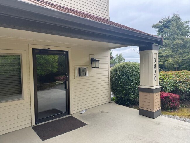 Building Photo - 1Bd/1Ba Lake Forest Park Condo