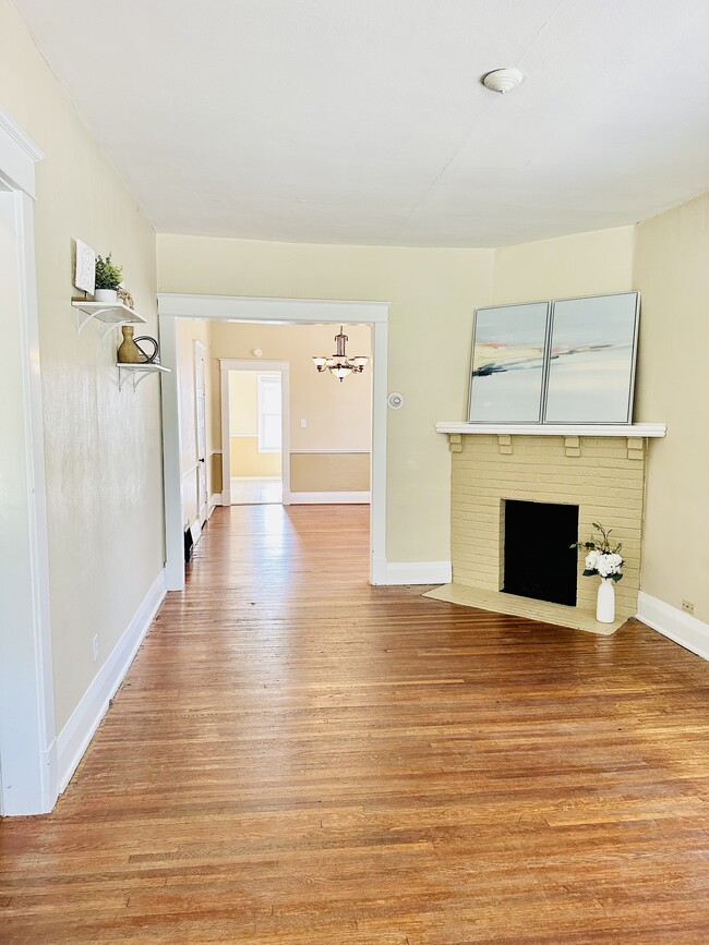 Living room - 121 Amherst Dr