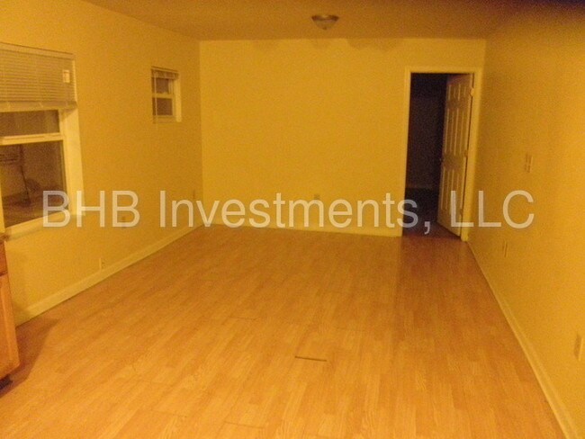 Building Photo - 3014 W 10th St