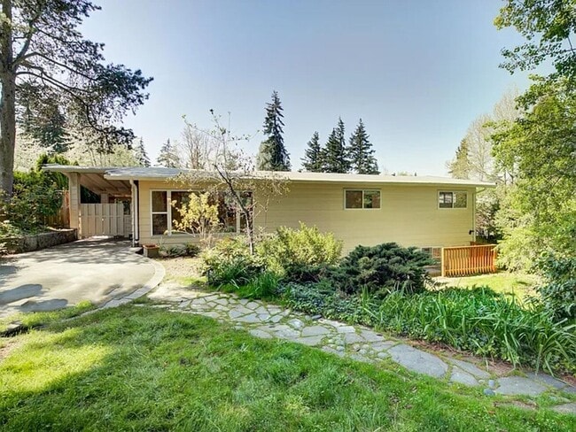 Building Photo - Two bedrooms, one of which equals to 2 bed...
