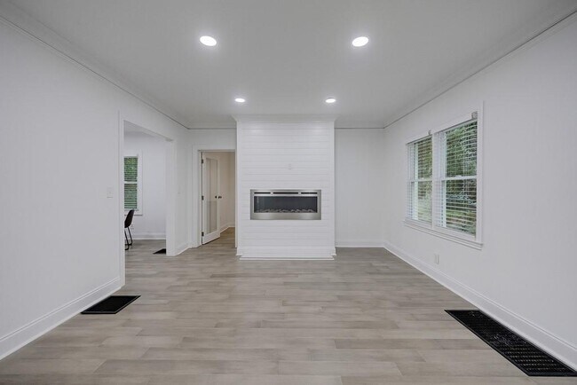 Building Photo - 593 Lynnhaven Dr SW