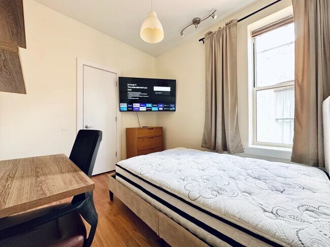 Foto del edificio - Furnished room/NOT APARTMENT